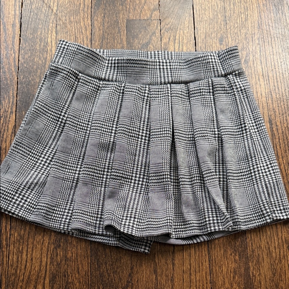 Pleated mini skort for girls. Size large.